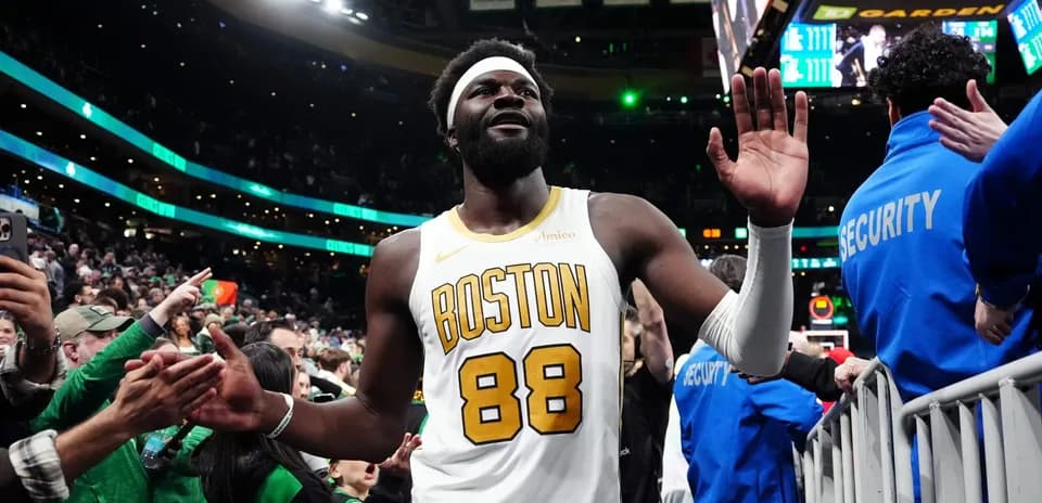 Jugador de los Celtics saludando a los aficionados