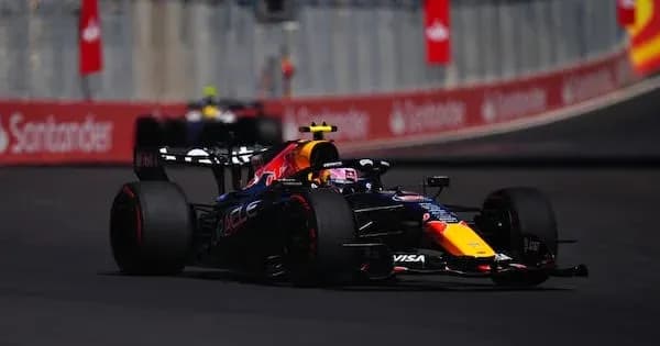 Coche de Fórmula 1 en la pista durante carrera