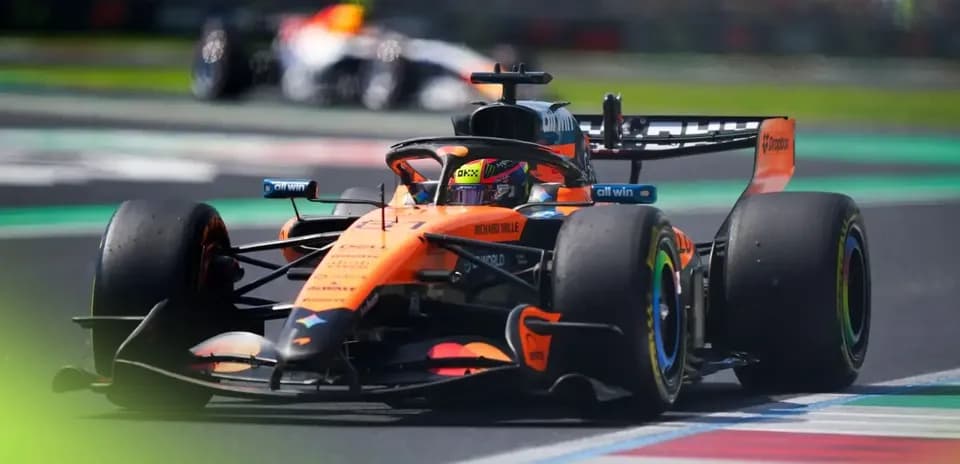 Coche de Fórmula 1 de McLaren en la pista