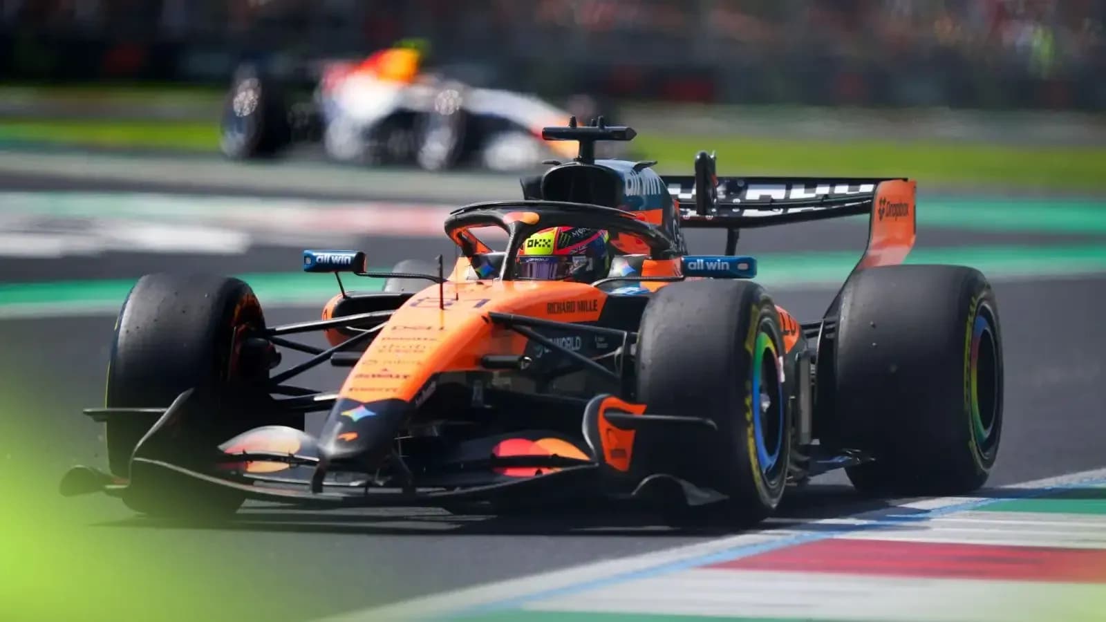 Coche de Fórmula 1 de McLaren en la pista