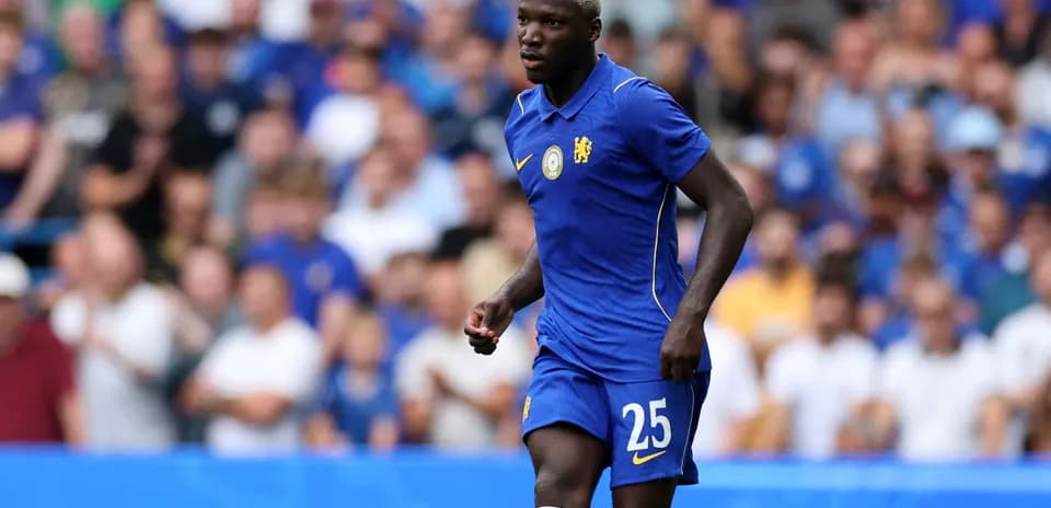 Jugador de Chelsea corriendo en el campo