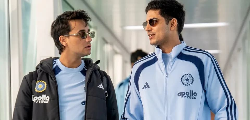 Dos jugadores conversando en un pasillo del aeropuerto