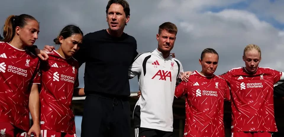 Jugadoras de Liverpool y entrenador en reunión