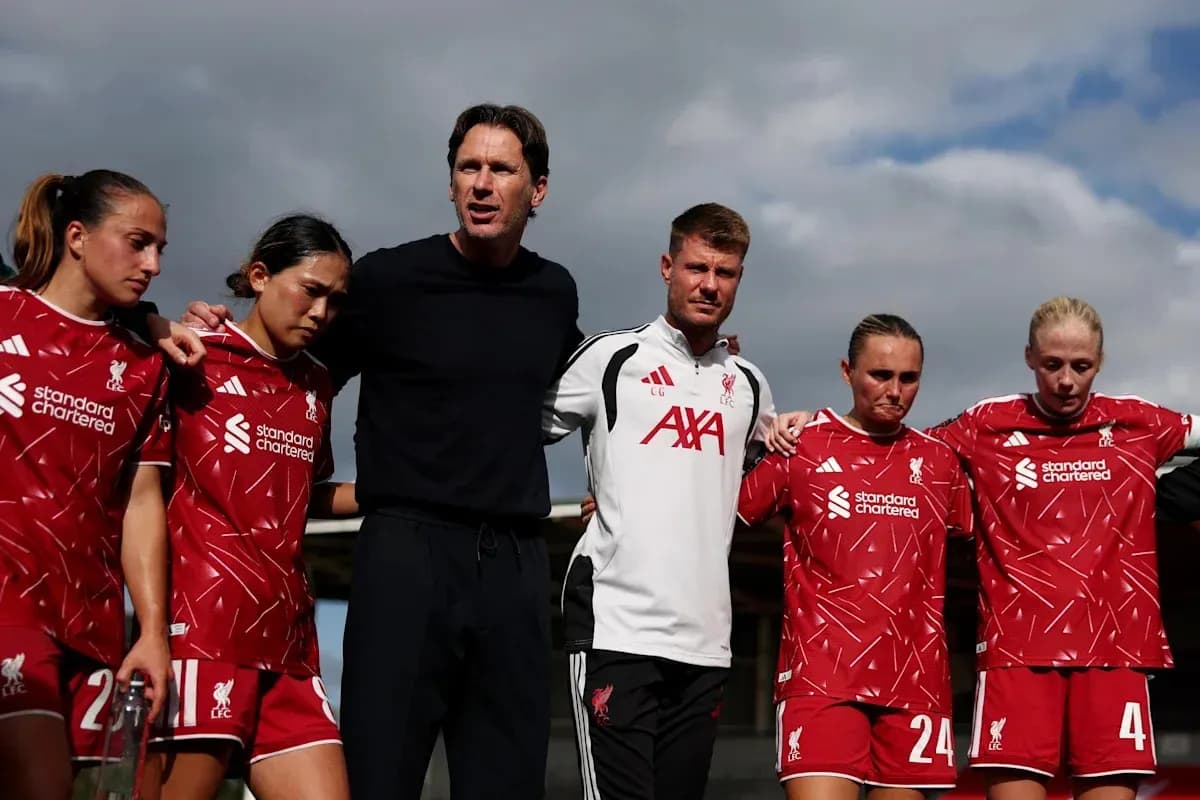 Jugadoras de Liverpool y entrenador en reunión