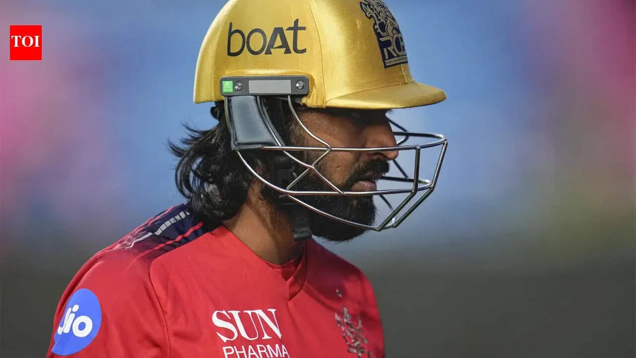 Jugador de cricket con casco dorado en el campo