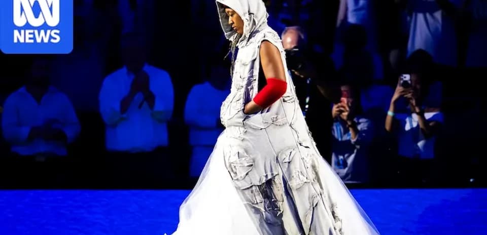Persona caminando en pasarela con vestido blanco