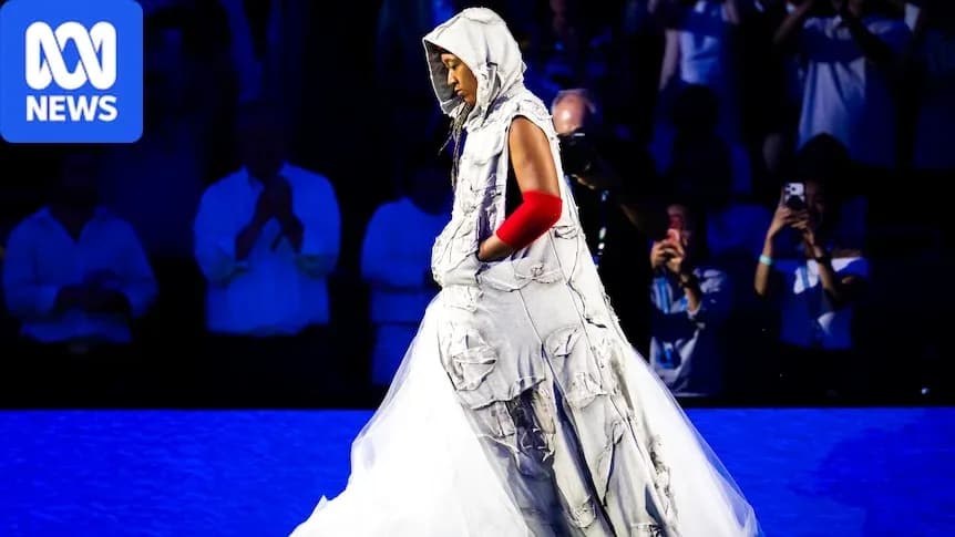 Persona caminando en pasarela con vestido blanco