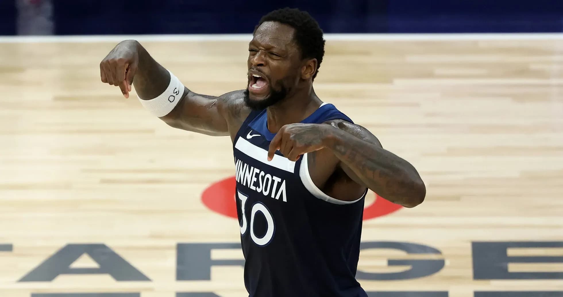 Jugador de Minnesota Timberwolves celebrando en la cancha