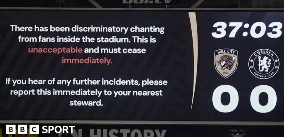 Pantalla del estadio con mensaje sobre comportamiento inaceptable