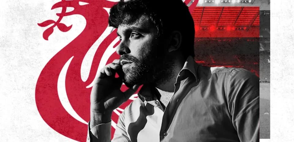 Hombre hablando por teléfono con fondo de Liverpool