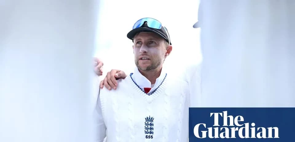 Jugador de cricket en camiseta blanca durante el partido