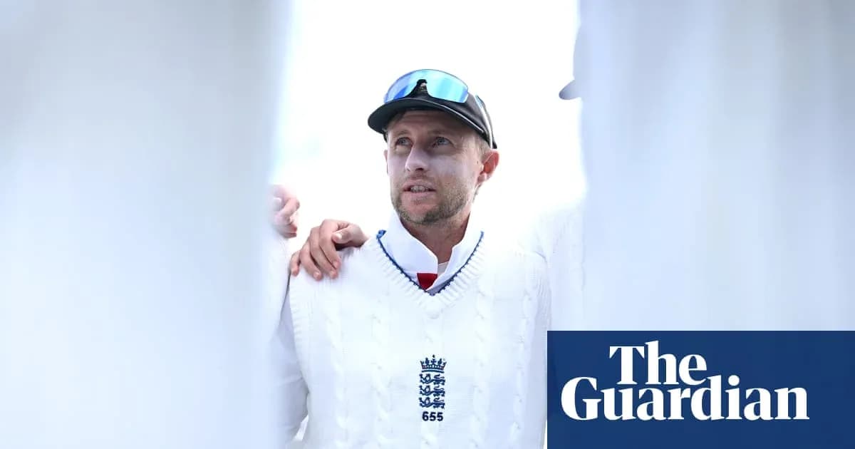 Jugador de cricket en camiseta blanca durante el partido