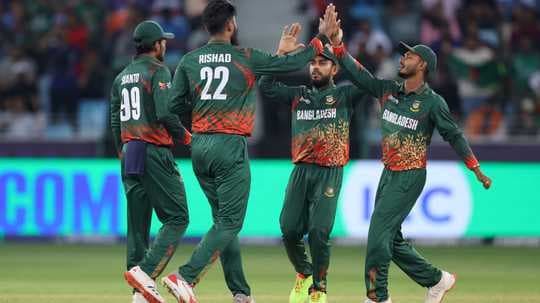 Jugadores de Bangladés celebrando una wicket