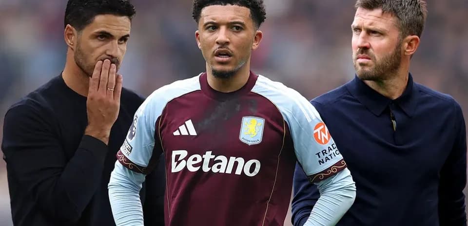 Entrenadores y jugador de Aston Villa en el campo