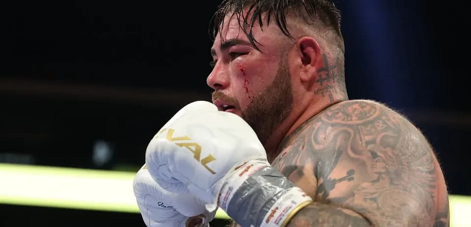 Boxeador con guantes y heridas en el rostro
