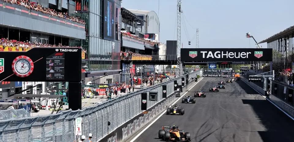 Varios coches de Fórmula 1 en la pista durante carrera