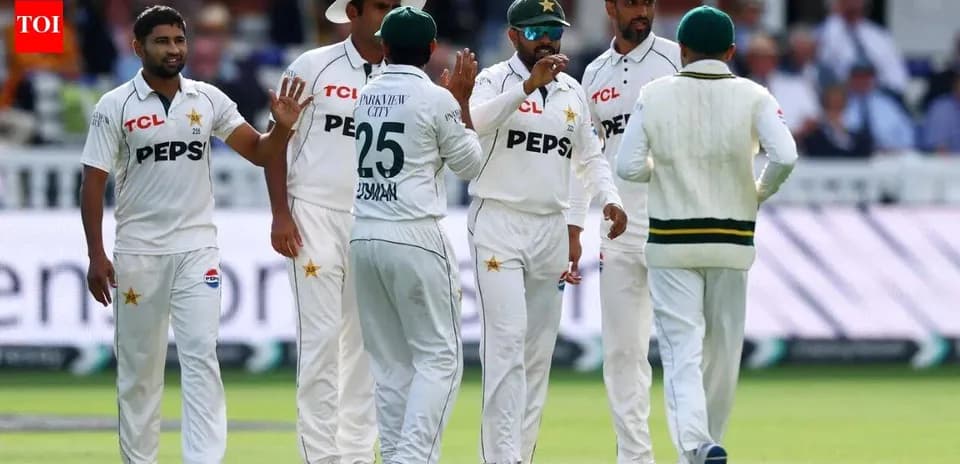 Jugadores de Pakistán celebrando una salida en el cricket