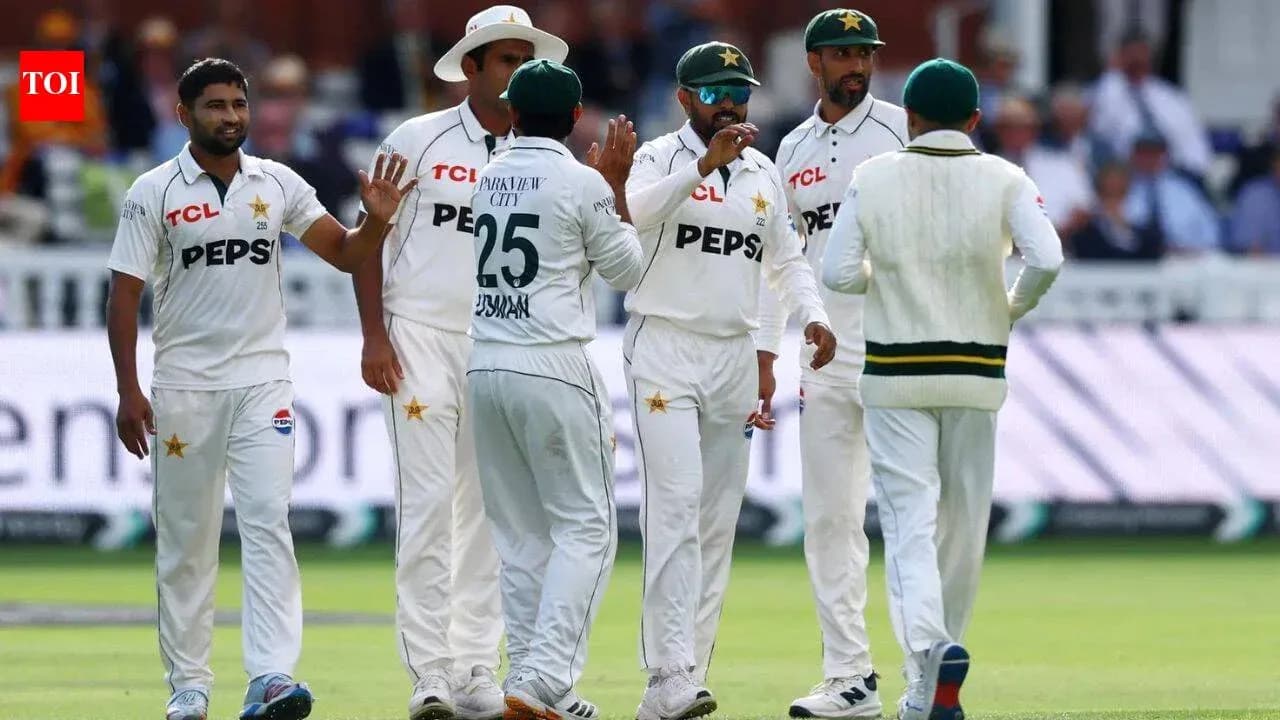 Jugadores de Pakistán celebrando una salida en el cricket