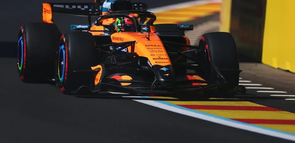 Auto de Fórmula 1 de McLaren en la pista