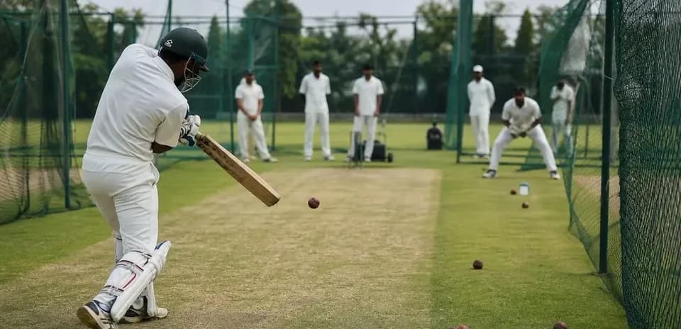 Jugador bateando en sesión de práctica de cricket