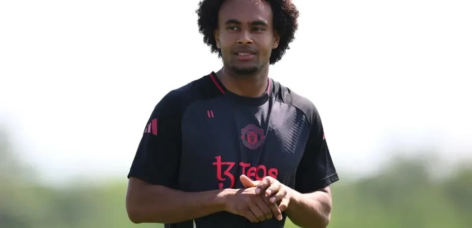 Jugador de fútbol en entrenamiento con camiseta negra