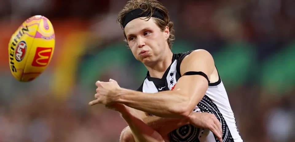 Jugador lanzando el balón de AFL en el partido