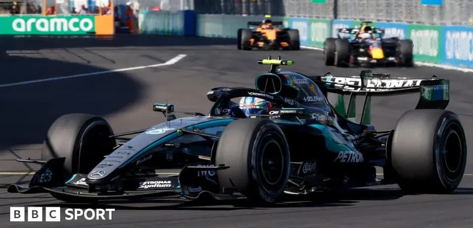 Coche de Fórmula 1 en la pista durante carrera