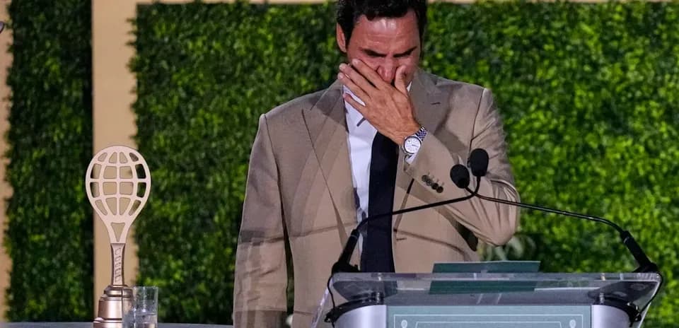 Roger Federer dando un discurso emotivo en el podio