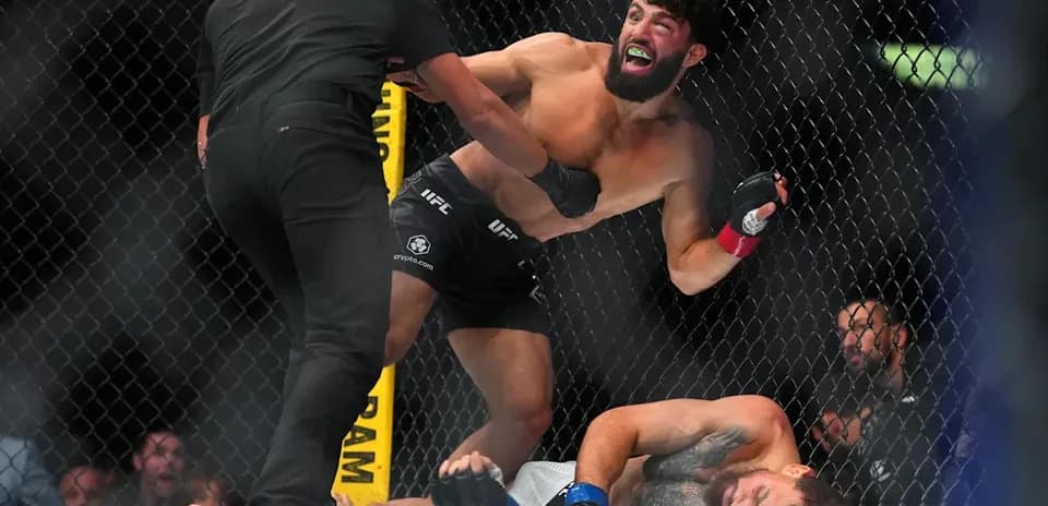 Luchador golpeando a su oponente en el octágono