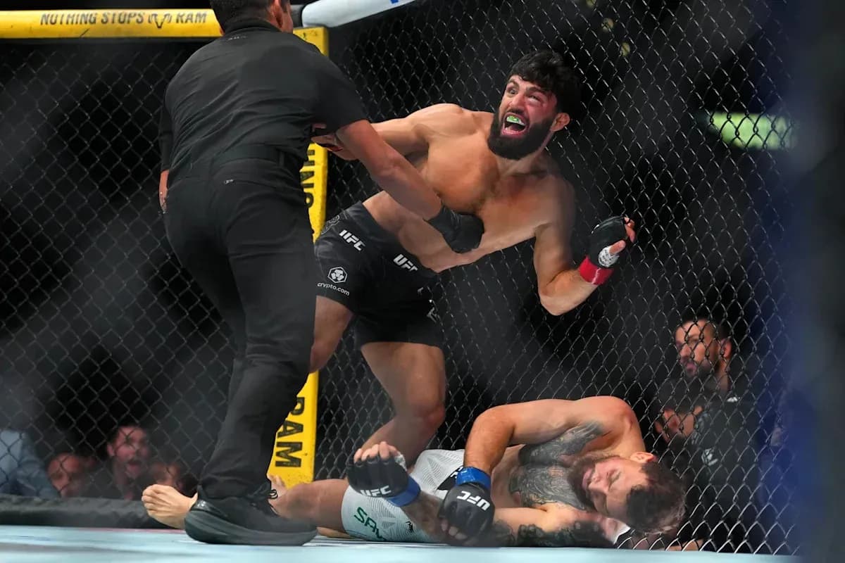 Luchador golpeando a su oponente en el octágono