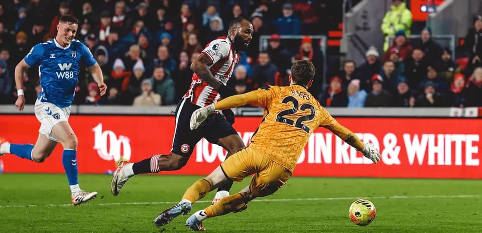 Jugador de Brentford esquivando al portero de Sunderland