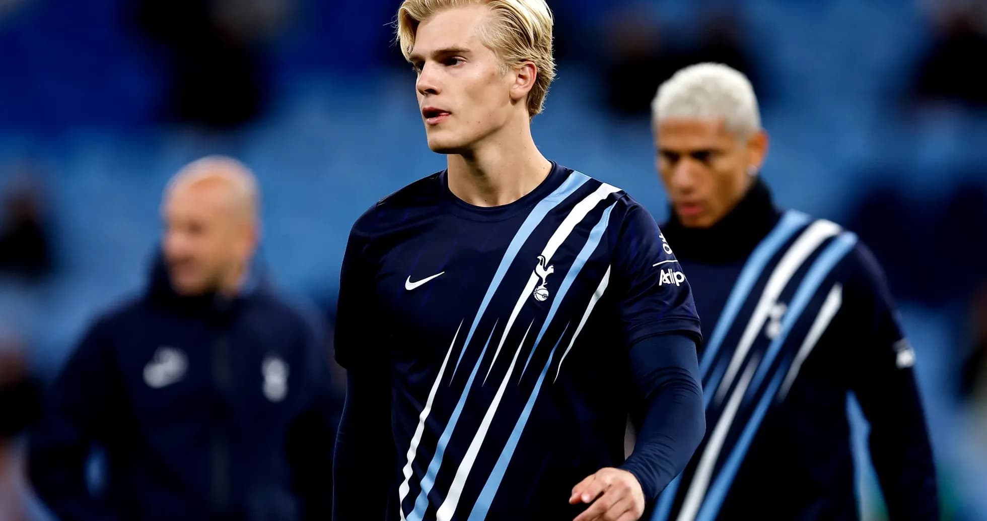 Jugador de Tottenham caminando en el campo de entrenamiento