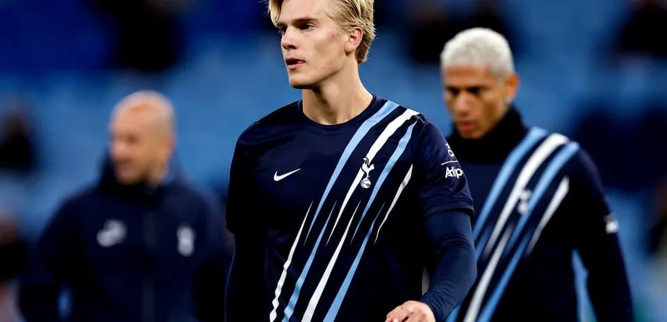 Jugador de Tottenham caminando en el campo de entrenamiento
