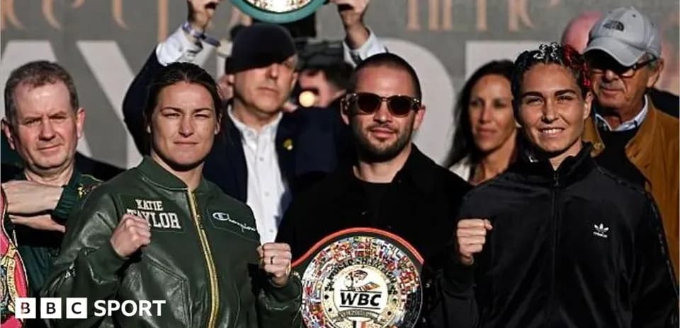 Katie Taylor y oponente mostrando cinturones WBC en evento