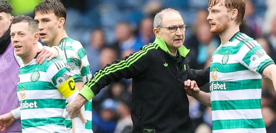 Entrenador hablando con jugadores de Celtic en partido