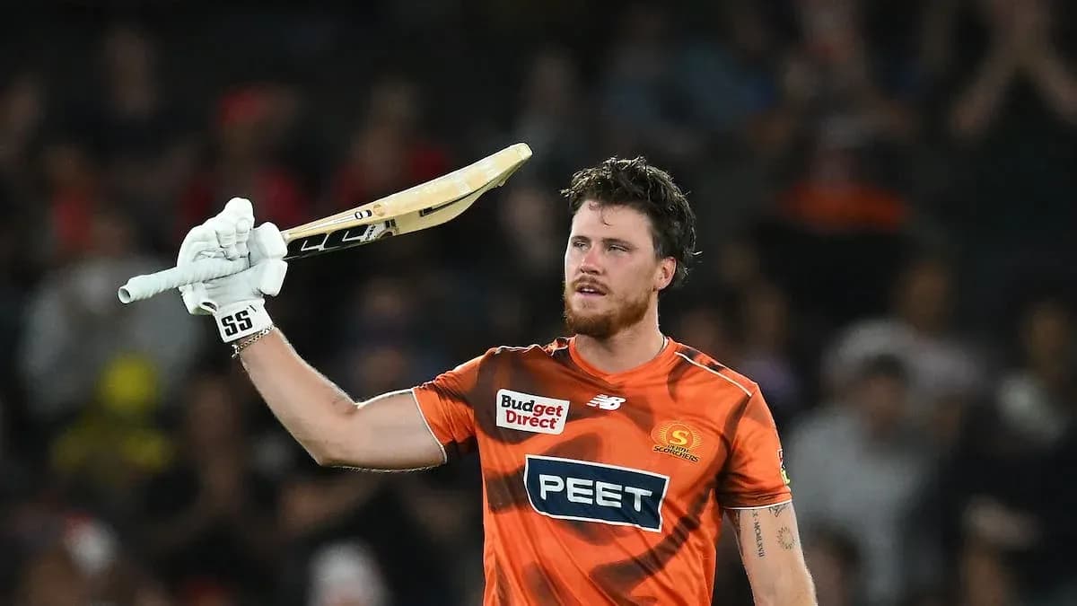 Jugador de cricket celebrando con bate en mano