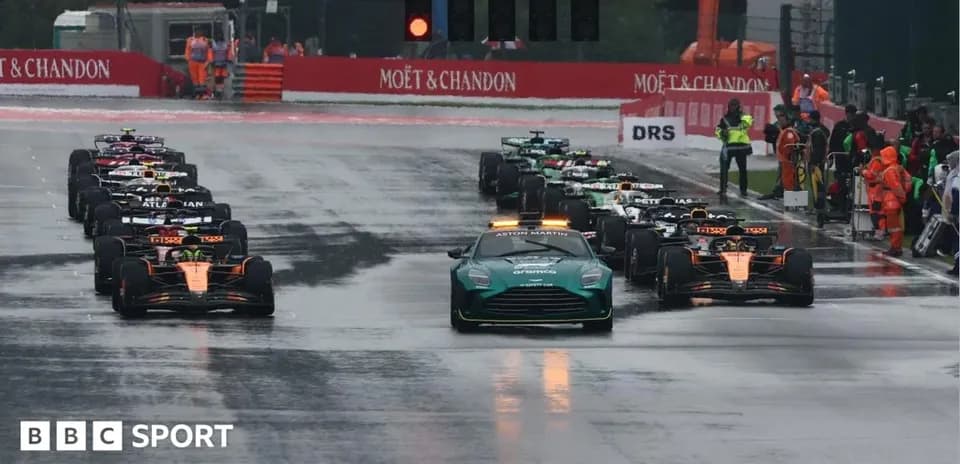 Coches de Fórmula 1 alineados en la salida bajo lluvia