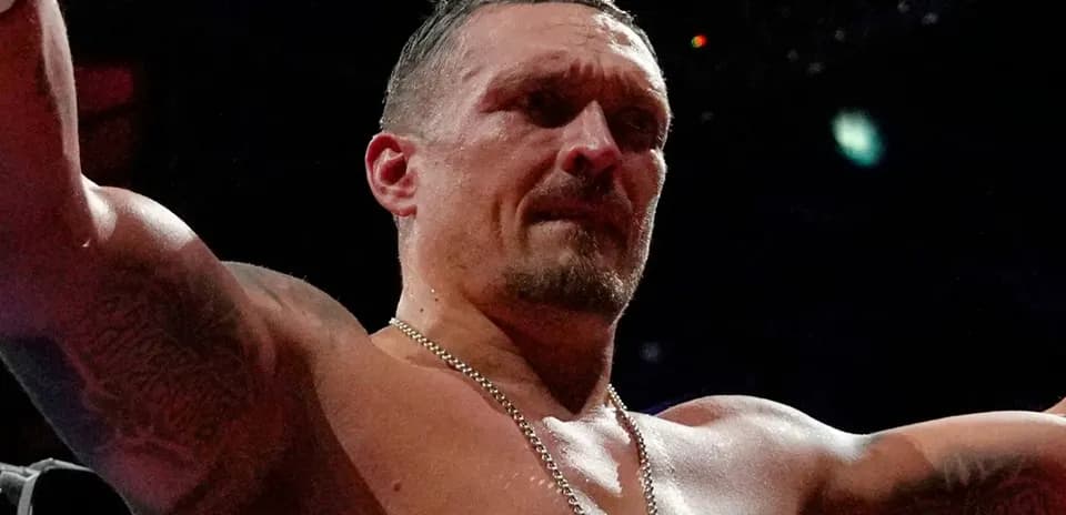 Boxeador levantando los brazos después de la pelea