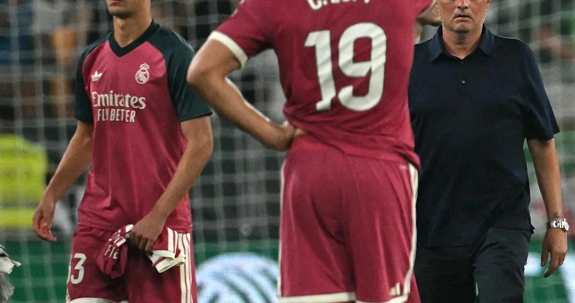 Jugadores del Real Madrid y su entrenador en el campo
