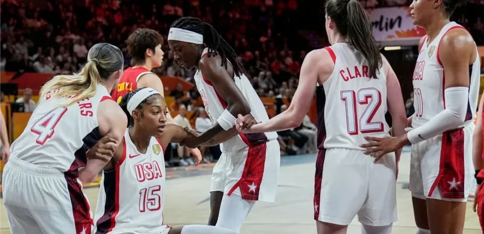 Jugadoras de baloncesto de EE. UU. en apoyo a compañera
