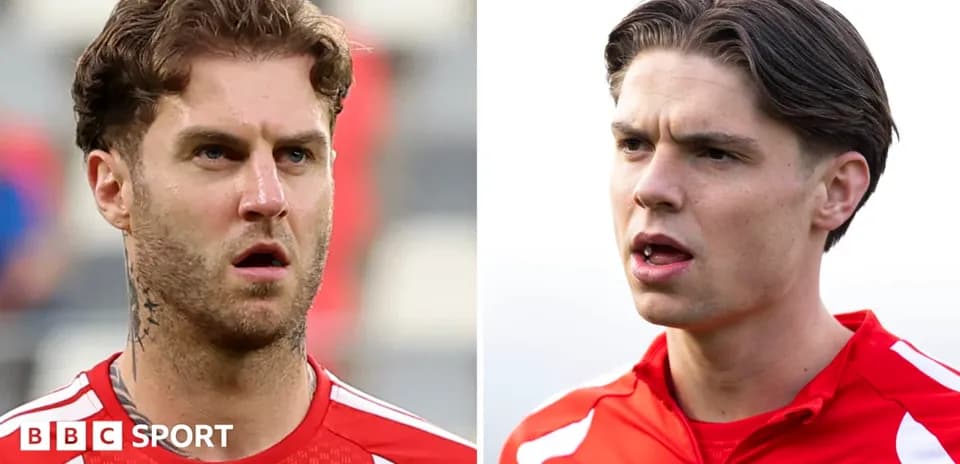 Dos jugadores durante un partido de fútbol