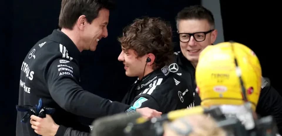 Toto Wolff abrazando a piloto en evento de Fórmula 1