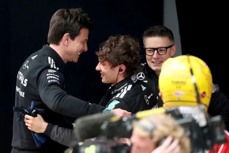 Toto Wolff abrazando a piloto en evento de Fórmula 1