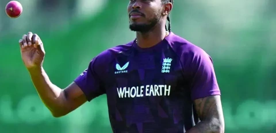 Jugador de cricket sosteniendo una pelota durante entrenamiento