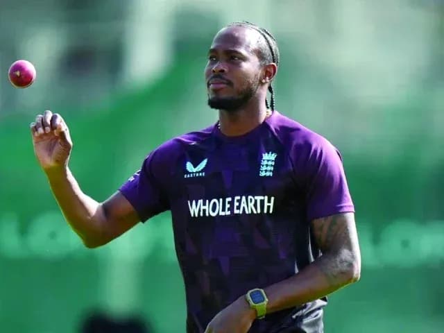 Jugador de cricket sosteniendo una pelota durante entrenamiento