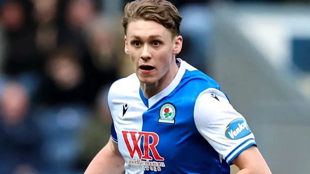 Jugador de Blackburn Rovers corriendo por el campo