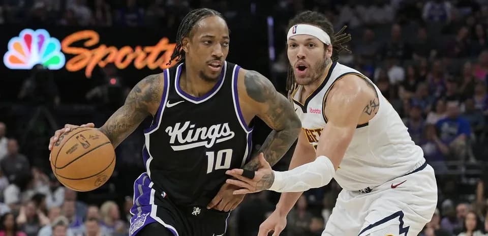 Jugador de los Kings driblando ante defensa rival