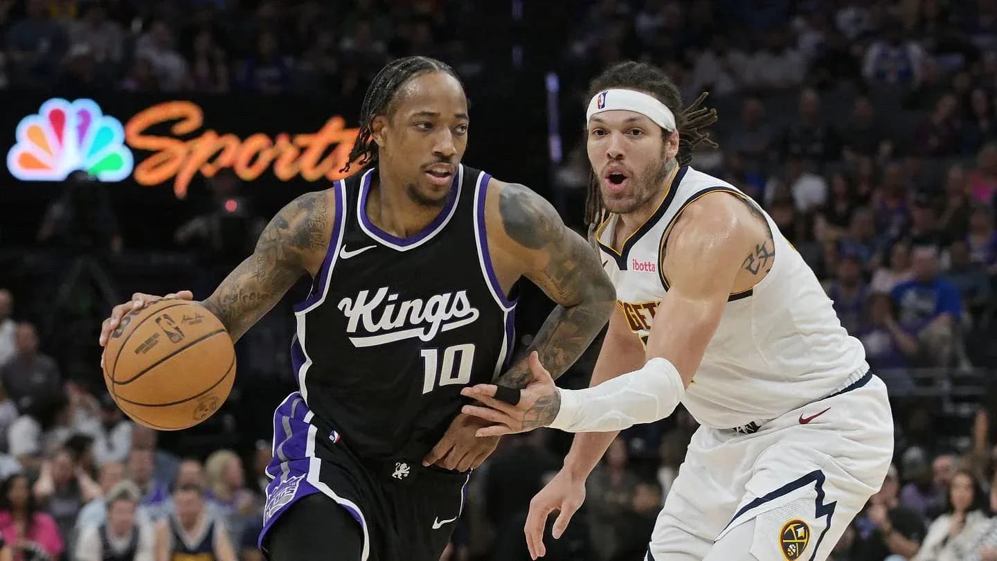 Jugador de los Kings driblando ante defensa rival