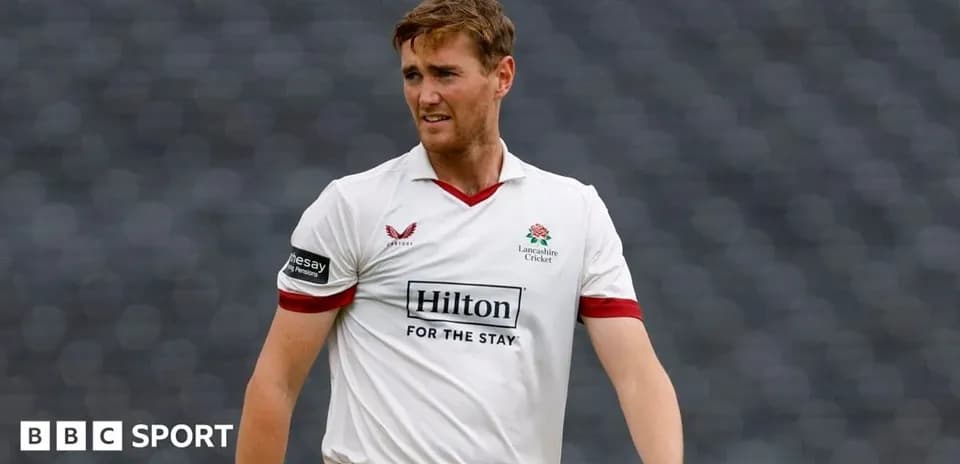 Jugador de cricket con uniforme de Lancashire en el campo