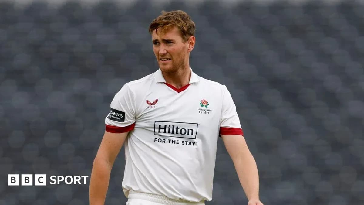 Jugador de cricket con uniforme de Lancashire en el campo